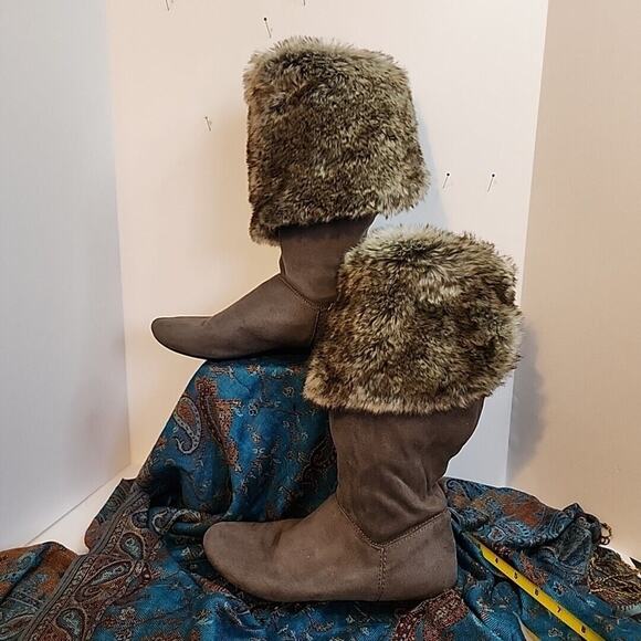 Express Gray Faux Fur Womens Boots Size 7 Man Made Material Tall - Picture 1 of 5